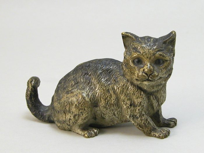 Cold-painted bronze figurine modelled as a cheshire cat