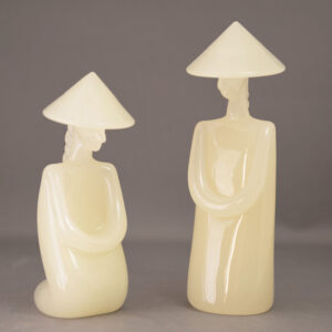 Pair of "Chinese" figures with pointy hats and braided hair in alabastro glass.