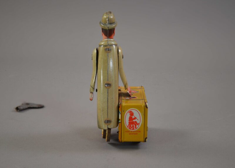 fritz voit mann kimmer walking suitcase traveller tin toy (2) fritz voit mann kimmer walking suitcase traveller tin toy (2)