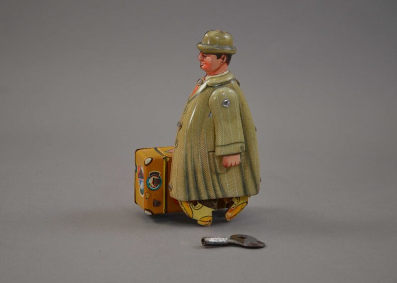 fritz voit mann kimmer walking suitcase traveller tin toy (3) fritz voit mann kimmer walking suitcase traveller tin toy (3)